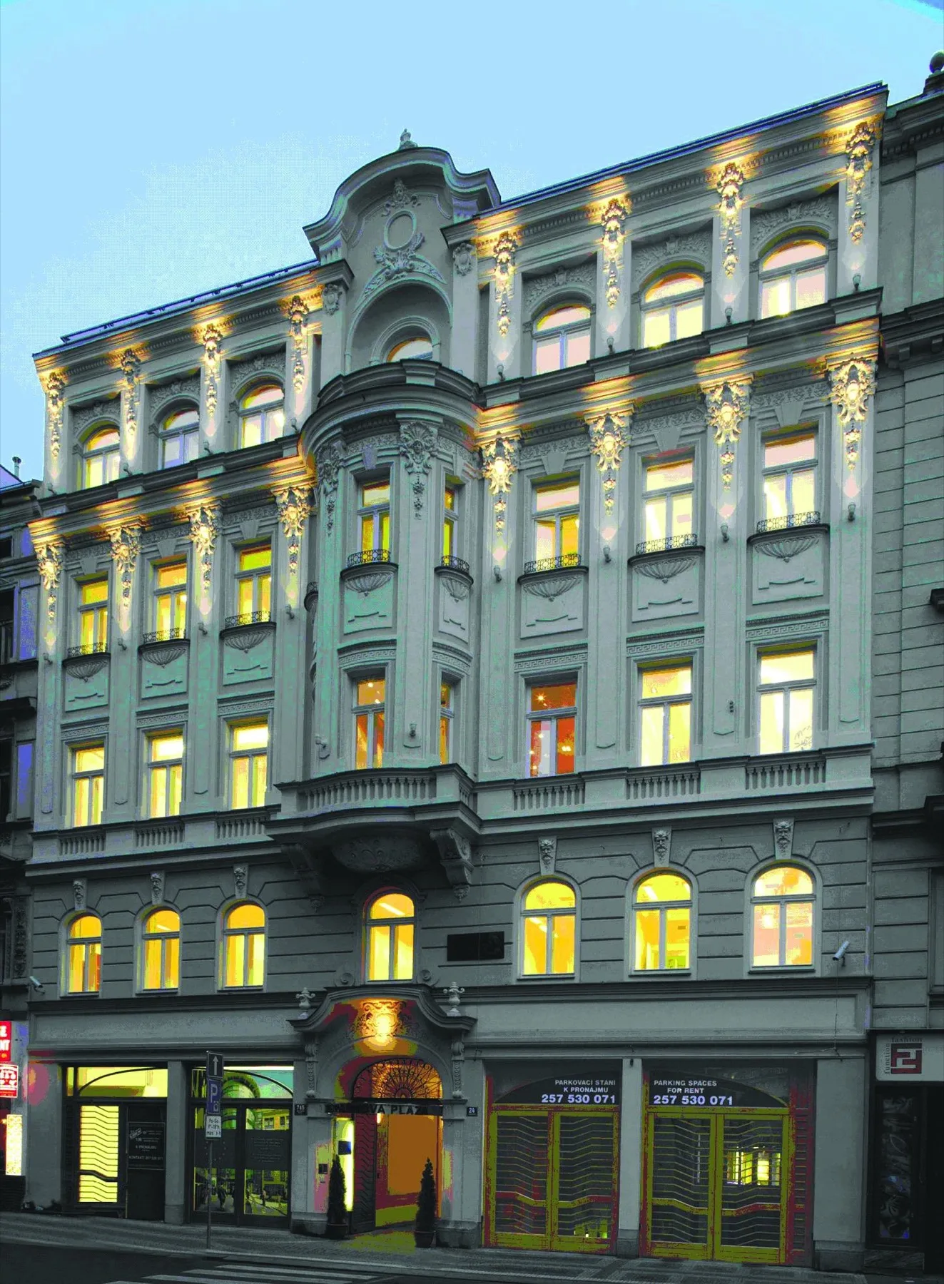 Sklenené átrium a fasáda pri Jungmannova Plaza