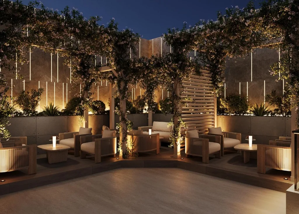 Dvor Oasis Garden so sochami plameniakov a lounge sedením