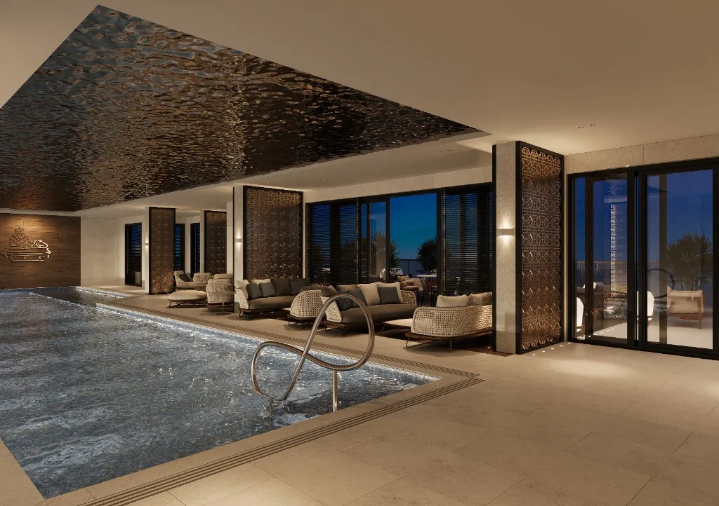 Indoor pool lounge pri 88 Nairobi so sedením pri vode a výhľadmi za súmraku